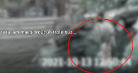 Imagini revoltătoare: Mamă, surprinsă cum își lovește bebelușul, pe o stradă din Chișinău